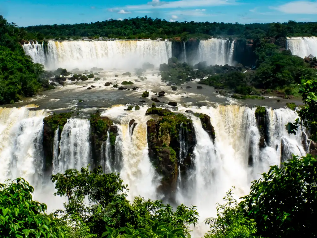 Foz do Iguaçu - PR, Foto feita em 28/02/2015. Cataratas do Iguaçu (em castelhano: Cataratas del Iguazú) é um conjunto de cerca de 275 quedas de água no rio Iguaçu (na Bacia hidrográfica do rio Paraná), localizada entre o Parque Nacional do Iguaçu, Paraná, no Brasil, e o Parque Nacional Iguazú em Misiones, na Argentina, na fronteira entre os dois países. A área total de ambos os parques nacionais corresponde a 250 mil hectares de floresta subtropical e é considerada Patrimônio Natural da Humanidade. Foto: Rafa Neddermeyer/Agência Brasil