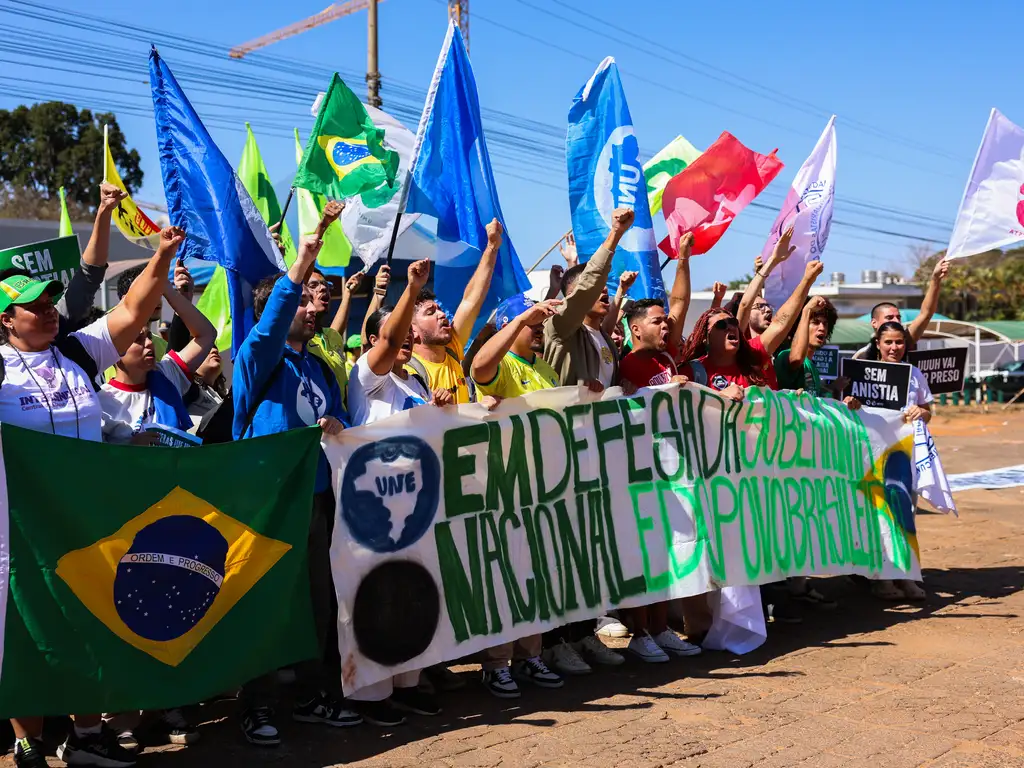 Movimentos sindicais e sociais protestam contra medidas econômicas do governo dos EUA contra o Brasil, na frente da embaixada americana em Brasília. Foto: José Cruz/Agência Brasil