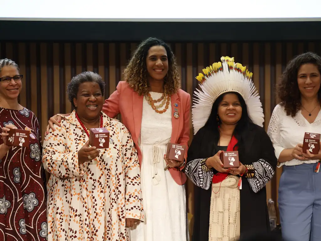 Rio de Janeiro (RJ) 15/11/2024 - As ministras dos Direitos Humanos, Macaé Evaristo, da Igualdade Racial, Anielle Franco, dos Povos Indígenas, Sônia Guajajara, e da Gestão e Inovação, Esther Dweck, com a assessora especial da África do Sul, Nokukhanya Jele no Lançamento do Objetivo de Desenvolvimento Sustentável ODS 18 - Igualdade Étnico-Racial, no G20 Social, no Museu do Amanhã. Foto: Fernando Frazão/Agência Brasil