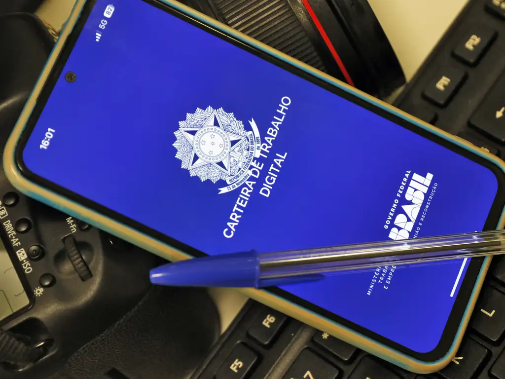 Celular com Carteira de Trabalho Digital.