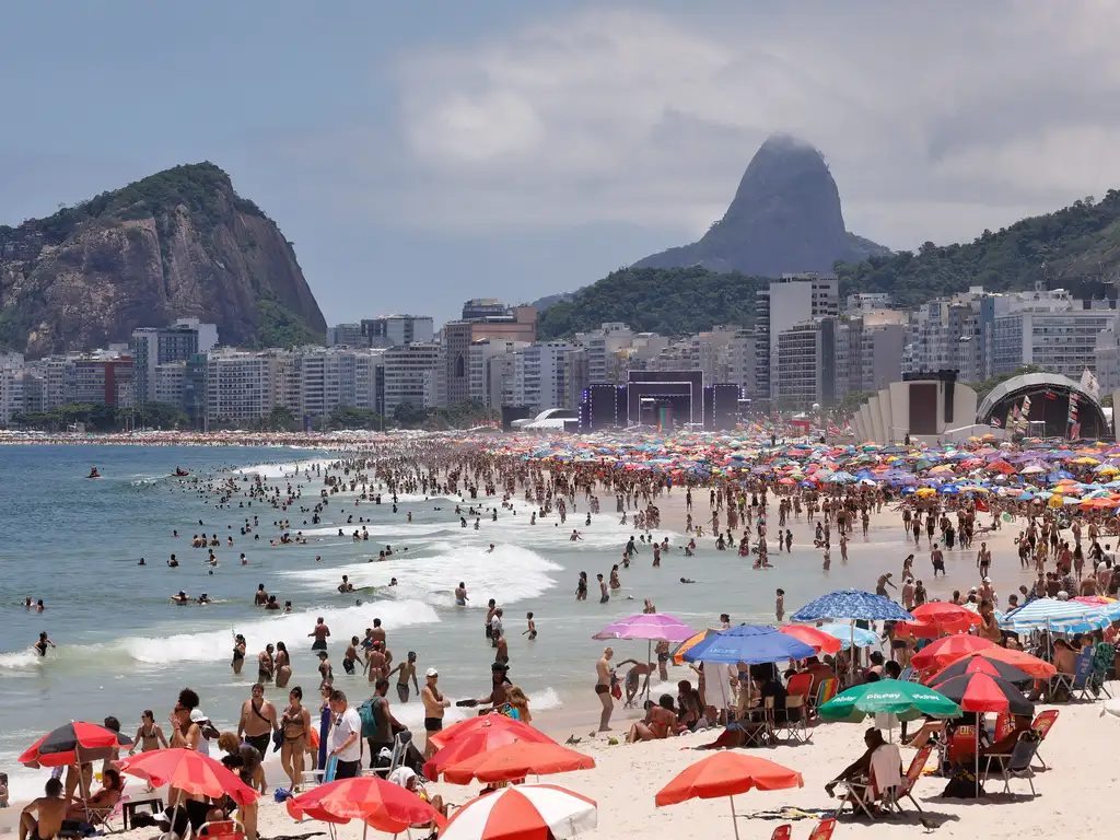 Rio de Janeiro(RJ), 31/12/2024 - Praia cheia com palcos montados na areia da Praia de Copacabana no último dia do ano. Foto: Tânia Rêgo/Agência Brasil