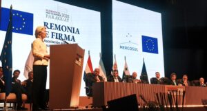 Na presença dos presidentes do Paraguai, Argentina, Bolívia, Uruguai e Panamá, de todos os ministros das Relações Exteriores do bloco (Argentina, Brasil, Bolívia, Paraguai e Uruguai) e de altos funcionários da União Europeia (UE), o acordo entre o MERCOSUL e a União Europeia foi assinado em 17 de janeiro de 2026, na capital paraguaia, após 25 anos de negociações.