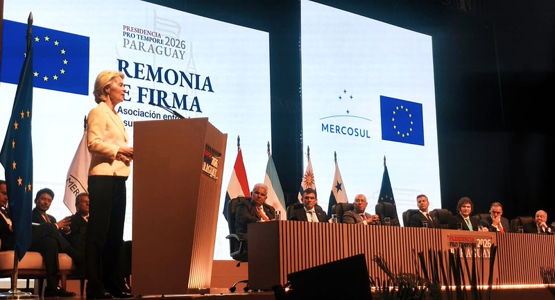 Na presença dos presidentes do Paraguai, Argentina, Bolívia, Uruguai e Panamá, de todos os ministros das Relações Exteriores do bloco (Argentina, Brasil, Bolívia, Paraguai e Uruguai) e de altos funcionários da União Europeia (UE), o acordo entre o MERCOSUL e a União Europeia foi assinado em 17 de janeiro de 2026, na capital paraguaia, após 25 anos de negociações.